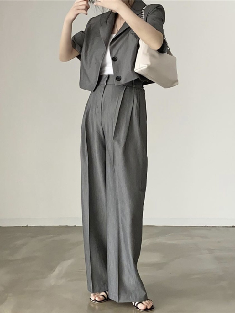 Half sleeve crop blazer with pleated trousers