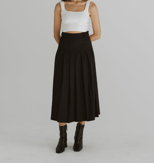 Highwaist tailored multi Pleated skirt.